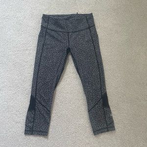 Barely worn lulu leggings, size 6! Great condition!
